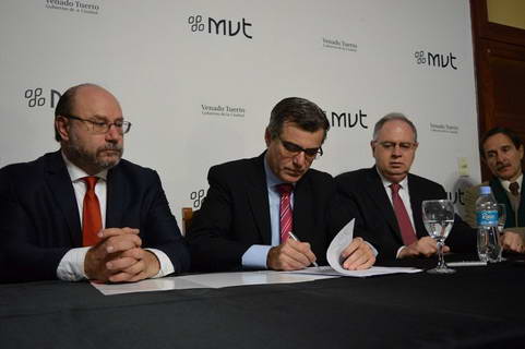 El intendente Freyre, junto a Piedecasas, durante la firma del convenio marco