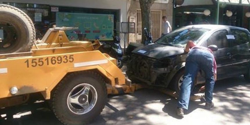 Trasladan auto en malas condiciones