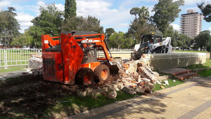 Demolición de fuente en plaza San Martín Demolición de fuente en plaza San Martín