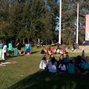 Una biblioteca itinerante a pleno sol