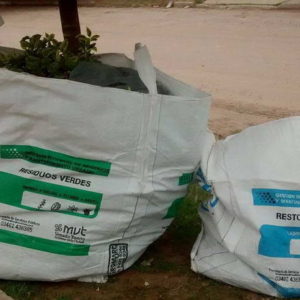 Entrega de bolsas verdes en barrio Santa Fe