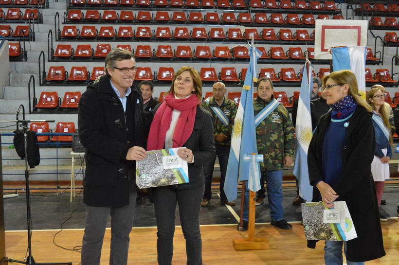 Amplia participación en el acto por el Día de la Bandera