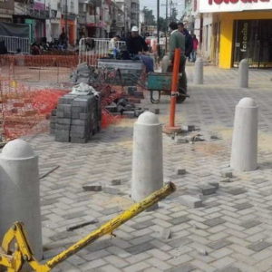 Colocación de bolardos y columnas en el proyecto Belgrano Colocación de bolardos y columnas en el proyecto Belgrano