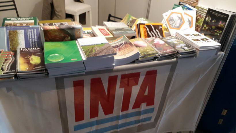 La biblioteca de Oliveros presente en la Expovenado