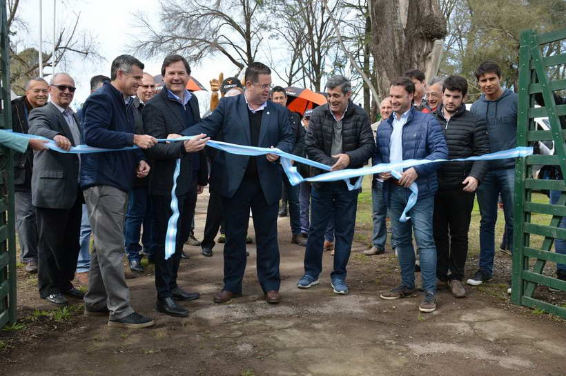 Corte de cintas con importantes autoridades
