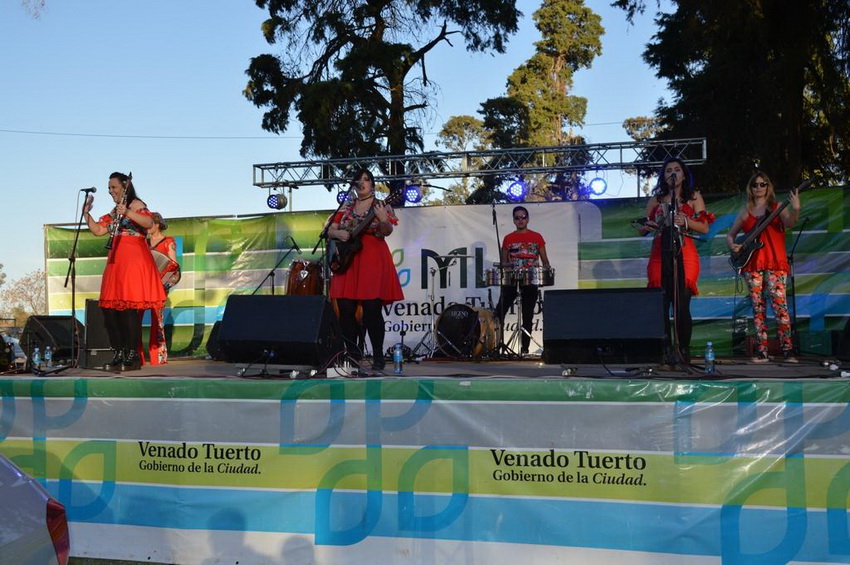 “Arrasa como Topadora” encantó con su cumbia “Arrasa como Topadora” encantó con su cumbia