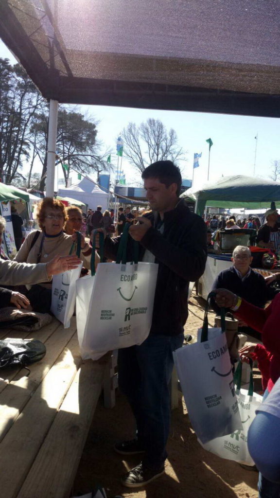 Entrega de compost, olivos y plantines