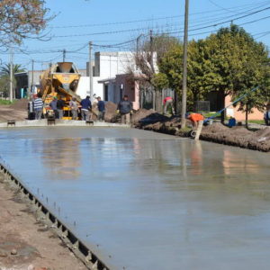 Pavimentan 25 de Mayo entre Garbarino y 26 de Abril Pavimentan 25 de Mayo entre Garbarino y 26 de Abril