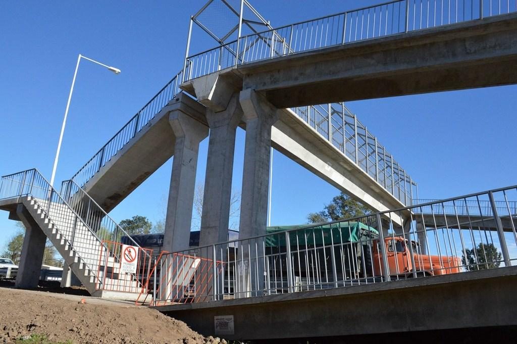 Finalizó la obra del puente peatonal de Ruta 33