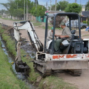 Tareas de zanjeo en distintos barrios