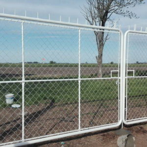Portón y cerco de seguridad en el Aeródromo Portón y cerco de seguridad en el Aeródromo