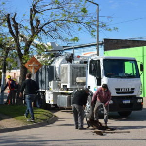 Desobstrucción de cañerías con equipo de la COS Desobstrucción de cañerías con equipo de la COS