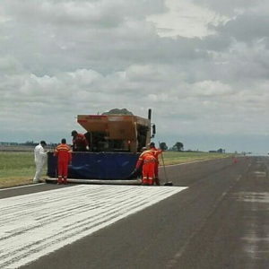 Comenzaron la repavimentación de pista en el aeródromo local Comenzaron la repavimentación de pista en el aeródromo local