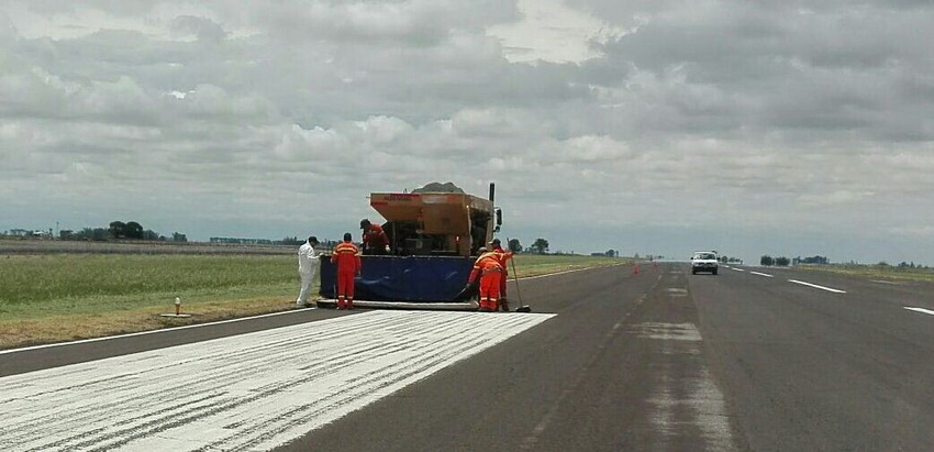 Comenzaron la repavimentación de pista en el aeródromo local