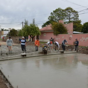 Obra de pavimento en sector del barrio Güemes