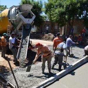 Una cuadra más de pavimento en barrio Iturbide