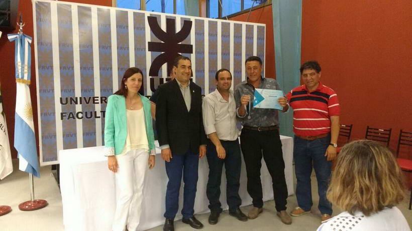 Entrega de certificados a egresados de cursos de oficios