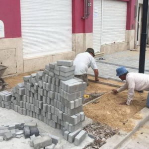 Comenzó el adoquinado de veredas en la remodelada Belgrano
