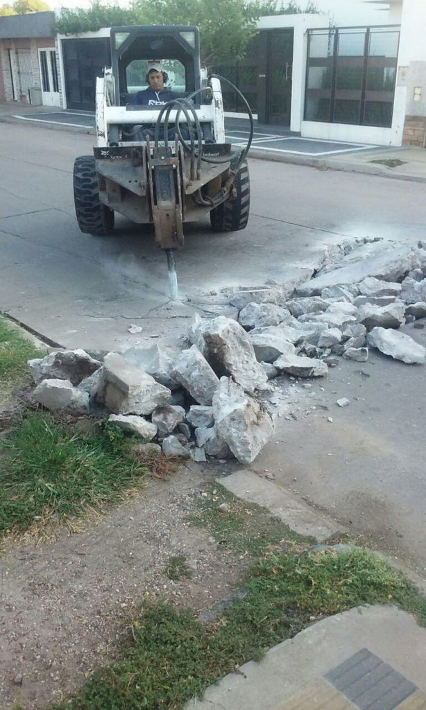 Demolición de bache y reparación en Balcarce y Maipú