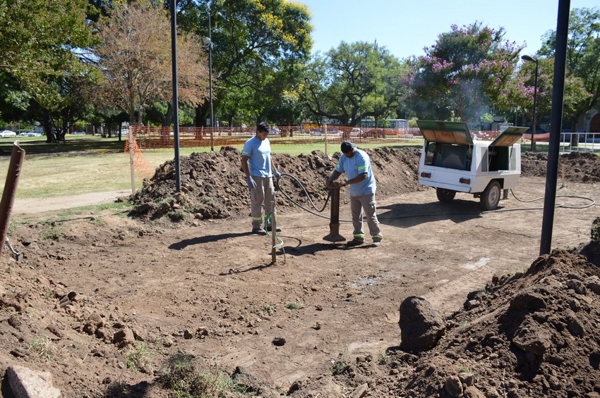 Compactación y encofrado para la nueva fuente de plaza San Martín