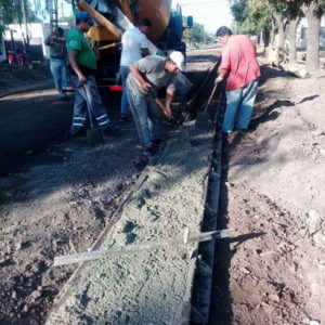 Cordón cuneta en el perímetro de la plaza San Vicente Cordón cuneta en el perímetro de la plaza San Vicente