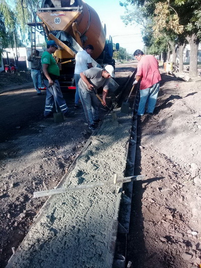 Cordón cuneta en el perímetro de la plaza San Vicente
