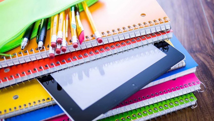 Entrega de bonos para útiles escolares