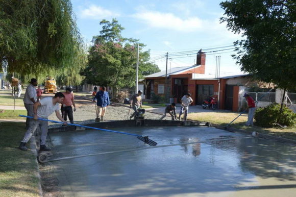Barrio Rivadavia continúa desarrollando pavimento en calle Monteagudo