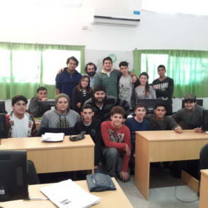 Alumnos de distintas edades cursan reparación de PC en el CIC