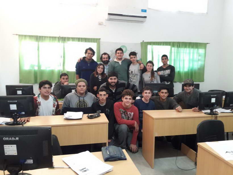 Alumnos de distintas edades cursan reparación de PC en el CIC