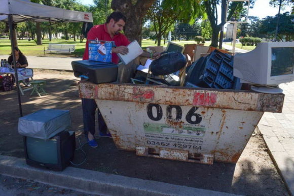 Jornada de recolección de desechos electrónicos en plaza San Martín