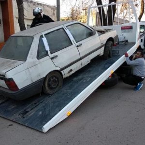 Retiran vehículo abandonado en vía pública