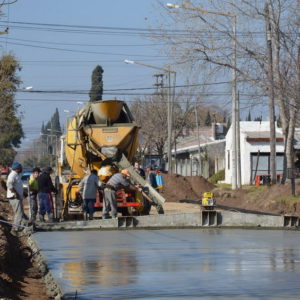Avanza el pavimento en barrio Rivadavia con dos cuadras sobre 26 de Abril