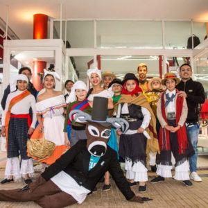 Desfile patrio a cargo del Ballet de Folclore