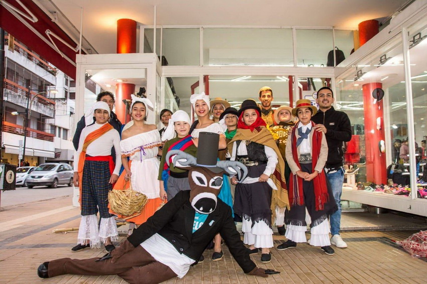 Desfile patrio a cargo del Ballet de Folclore