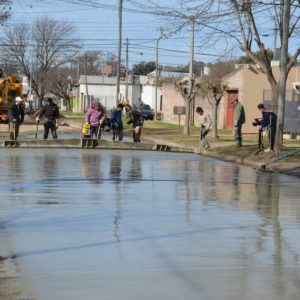 Tareas de pavimentación en Berutti y Rivadavia