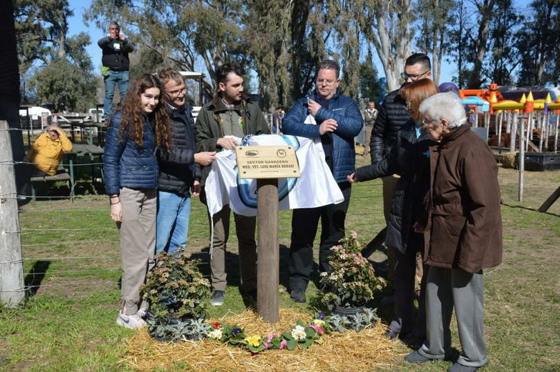 Emotivo homenaje al médico veterinario Luis Berasi