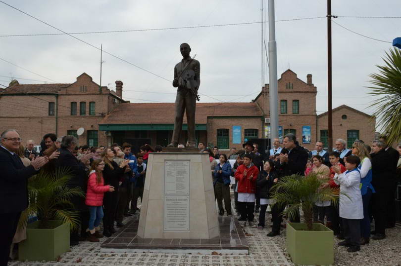 Se inauguró la obra escultórica en homenaje a Cayetano Silva Se inauguró la obra escultórica en homenaje a Cayetano Silva