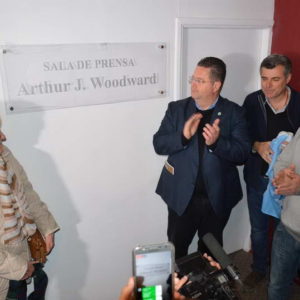 Emotivo homenaje al periodista Arthur Woodward