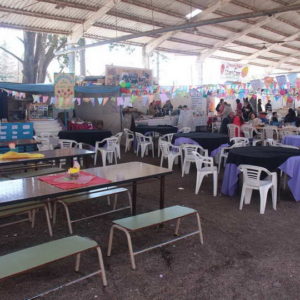 Patio de comidas en el Espacio Solidario
