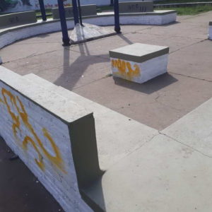 Aparecieron grafitis en bancos de plazoleta que había sido acondicionada Aparecieron grafitis en bancos de plazoleta que había sido acondicionada