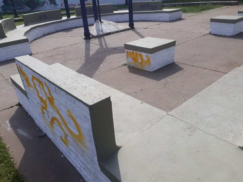 Aparecieron grafitis en bancos de plazoleta que había sido acondicionada Aparecieron grafitis en bancos de plazoleta que había sido acondicionada