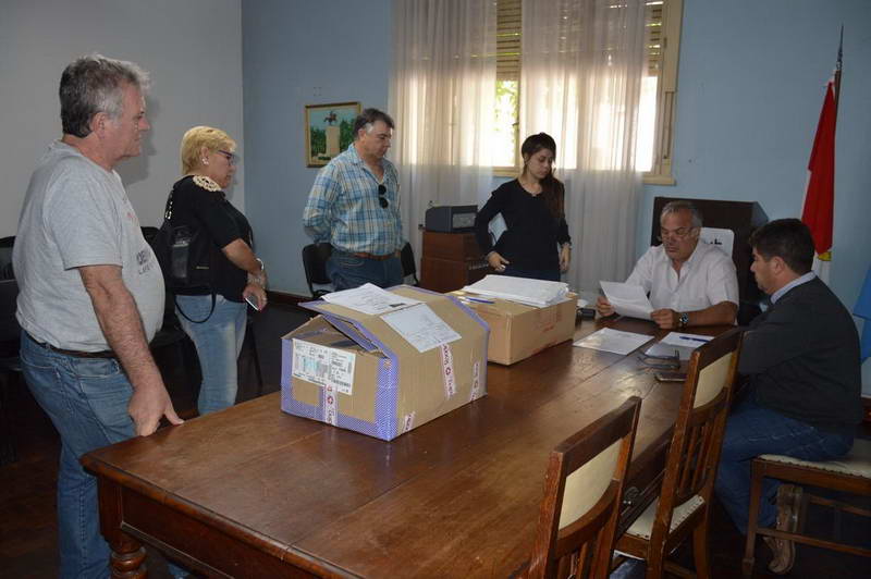 Licitaron indumentaria estival para personal administrativo Licitaron indumentaria estival para personal administrativo