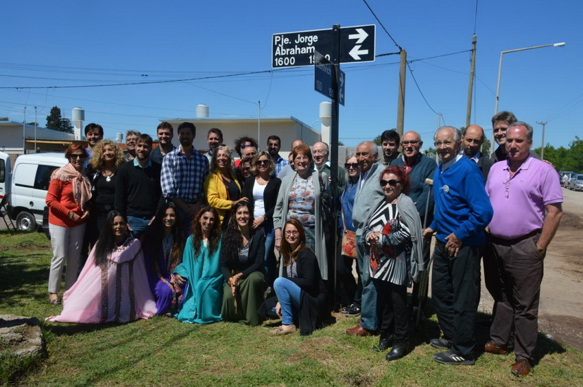Emotivo acto de imposición del nombre de Jorge Abraham a pasaje de barrio Iturbide