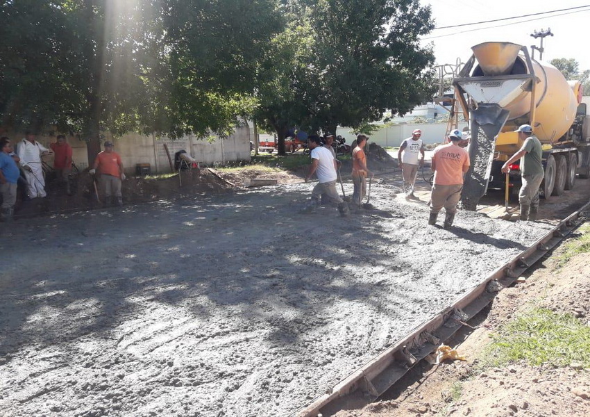 Una cuadra más de pavimento en barrio Rivadavia Una cuadra más de pavimento en barrio Rivadavia