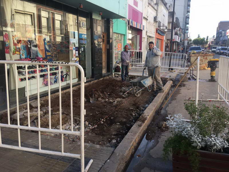 Adoquinado de cuadra larga de calle Belgrano