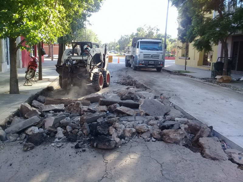 Reconstruyen losas de pavimento en Centro II