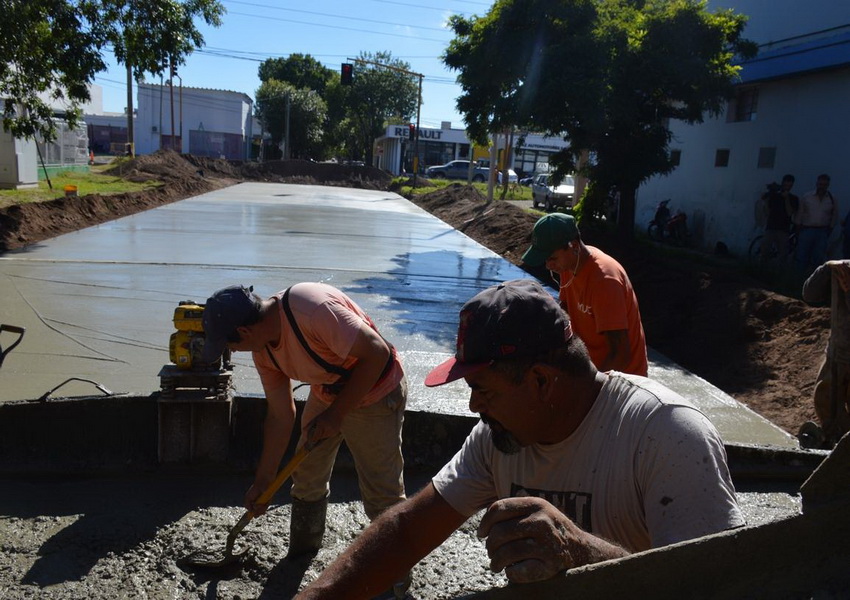 Continúan las obras de pavimento en calle Pueyrredón