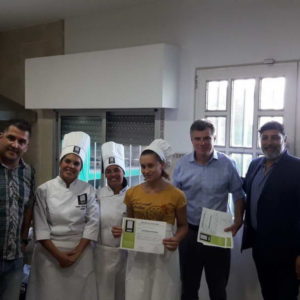Veinte becados municipales participaron del Curso de huevos y roscas de Pascua