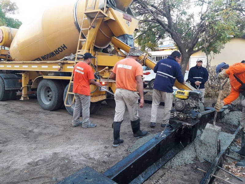 El municipio pavimentó una nueva cuadra en el barrio Rivadavia